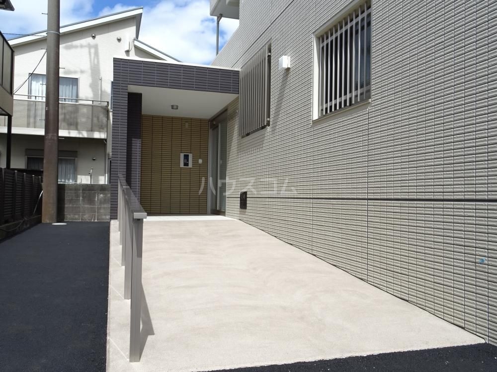 28/30 エントランス