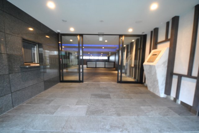 18/27 エントランス