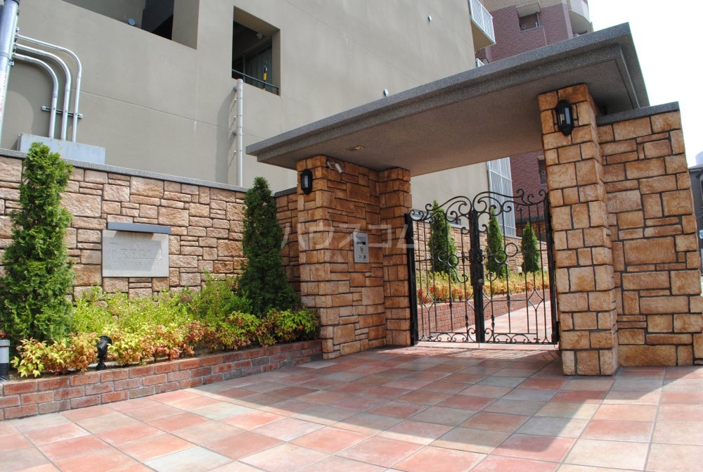 27/30 エントランス