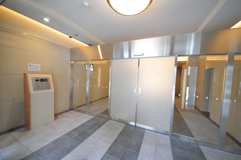 23/30 エントランス