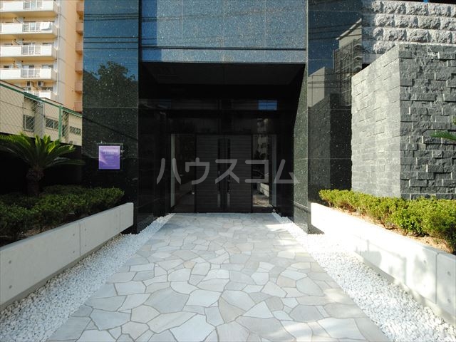 24/30 エントランス