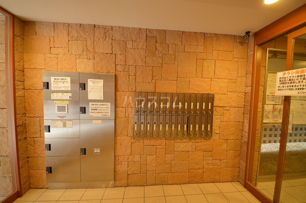 21/30 エントランス