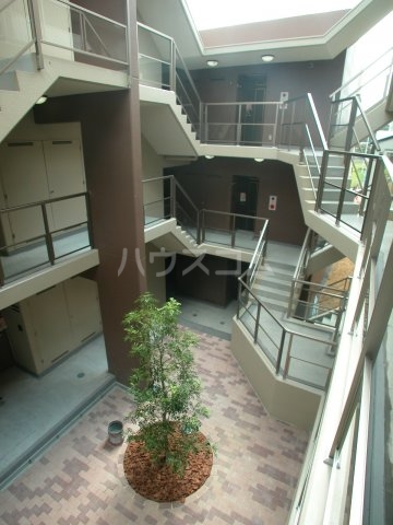 27/30 エントランス