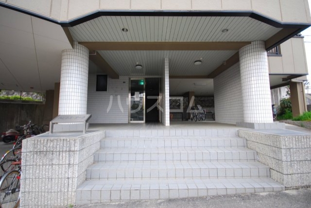 16/20 エントランス