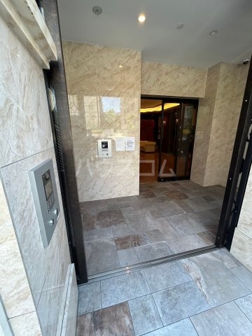 23/30 エントランス