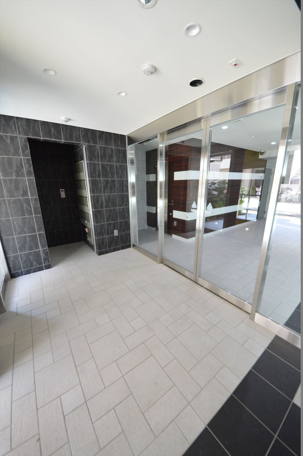 21/28 エントランス