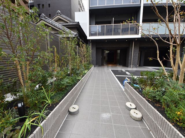 28/30 エントランス