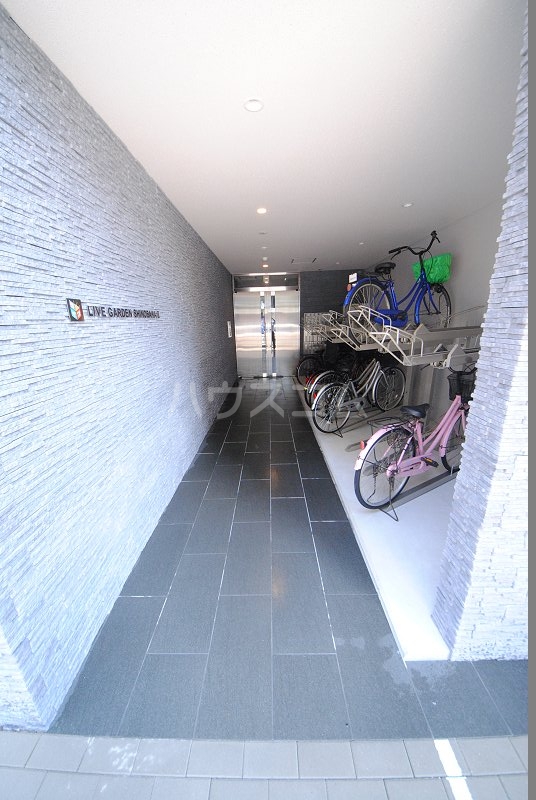 19/30 エントランス