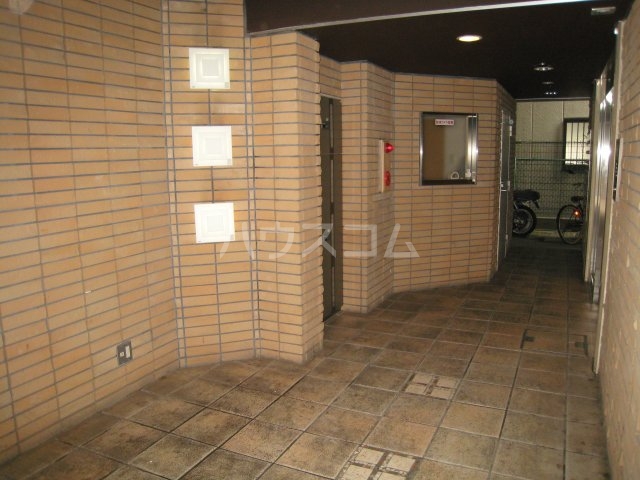 21/30 エントランス