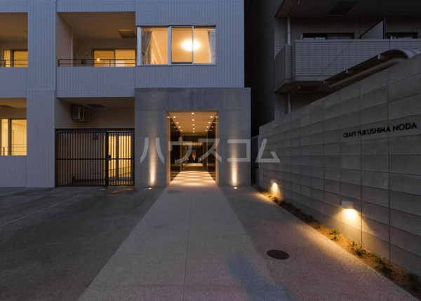 19/27 エントランス