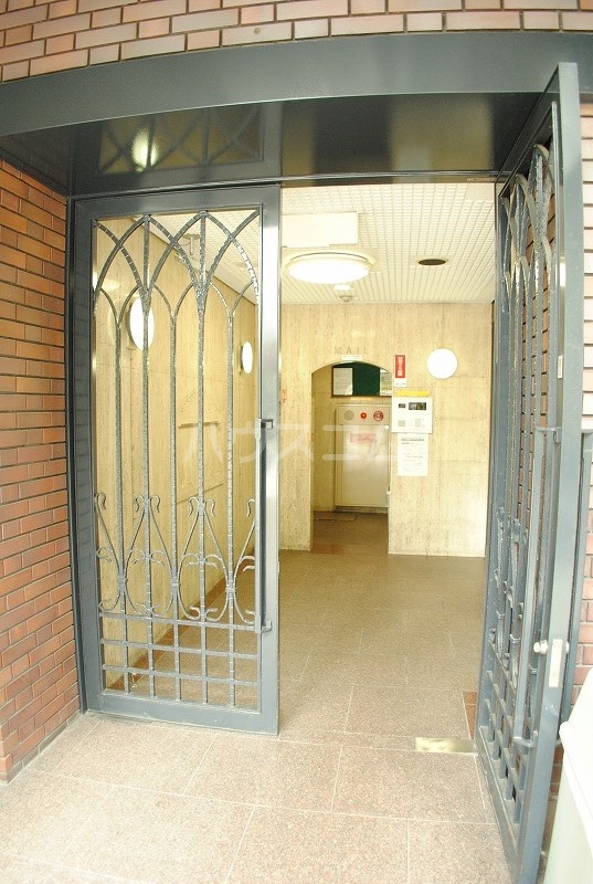 18/25 エントランス