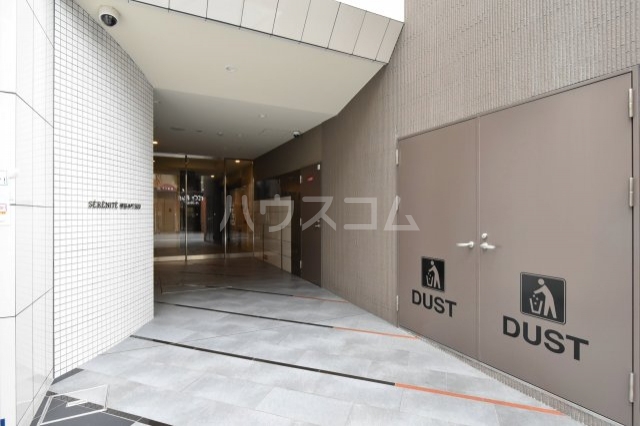 28/30 エントランス