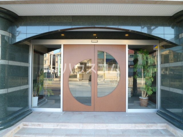 23/28 エントランス