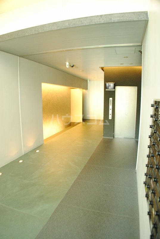 19/30 エントランス