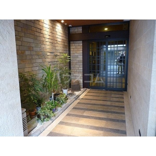 18/27 エントランス