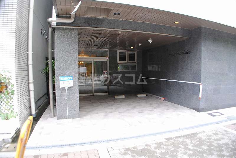 16/23 エントランス