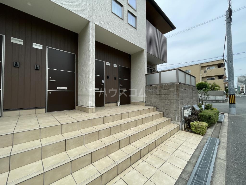 23/30 エントランス