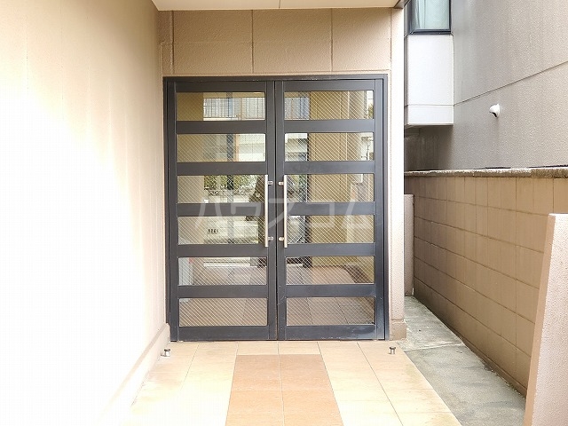 27/30 エントランス