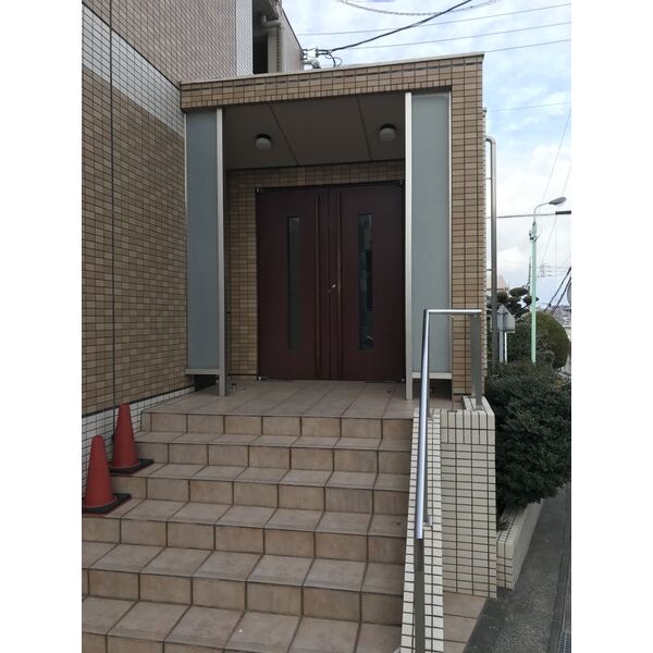 23/28 エントランス