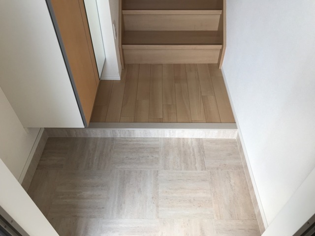 13/26 玄関
