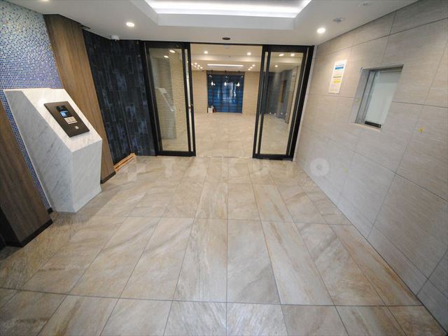 22/27 エントランス