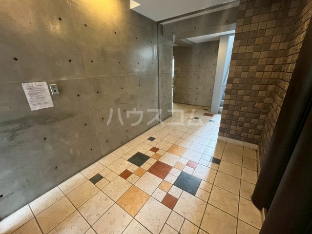 27/30 エントランス