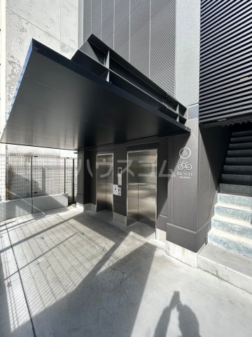 28/30 エントランス