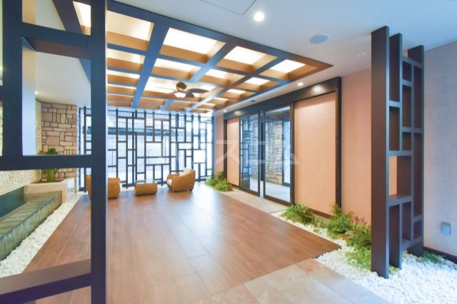 18/27 エントランス