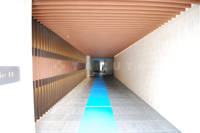 27/28 エントランス