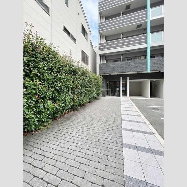 27/30 エントランス