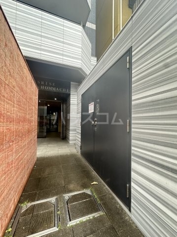 24/30 エントランス