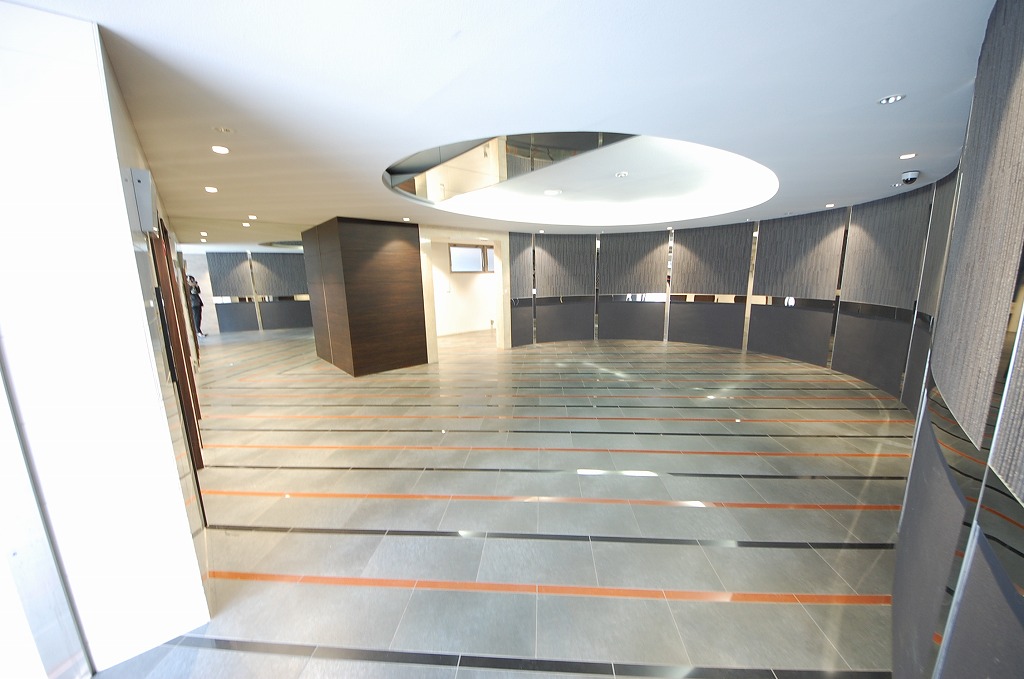 24/30 エントランス