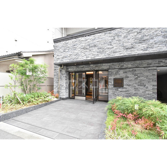 21/30 エントランス