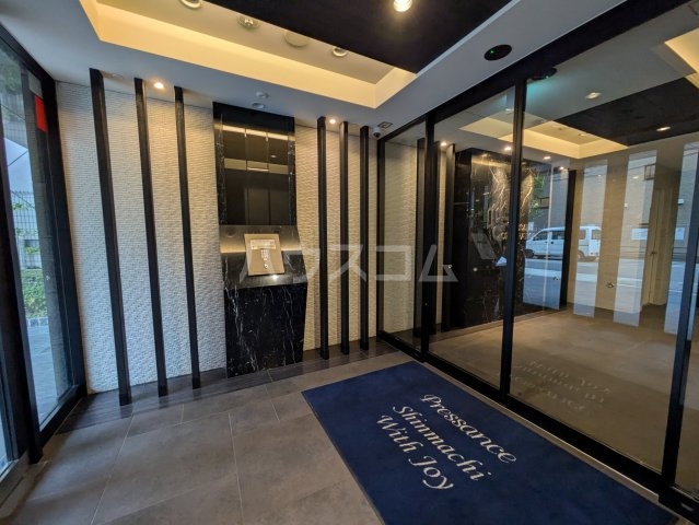 23/28 エントランス