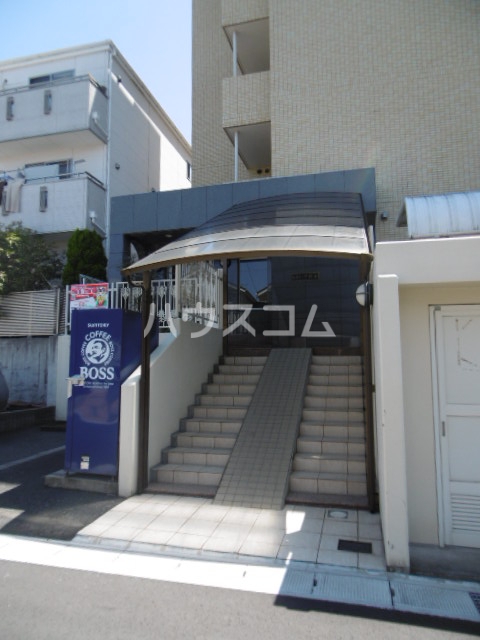 21/30 エントランス