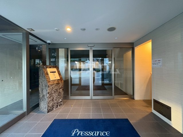 23/28 エントランス