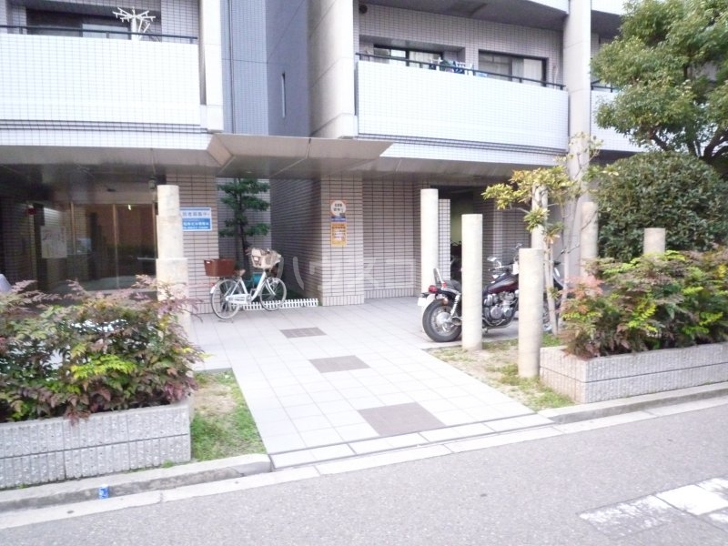 24/30 エントランス