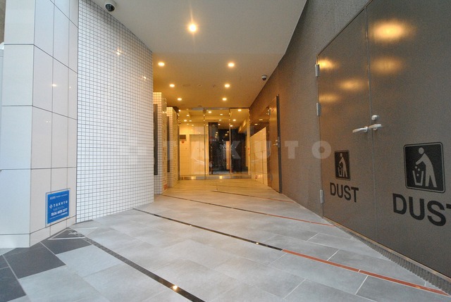 28/30 エントランス