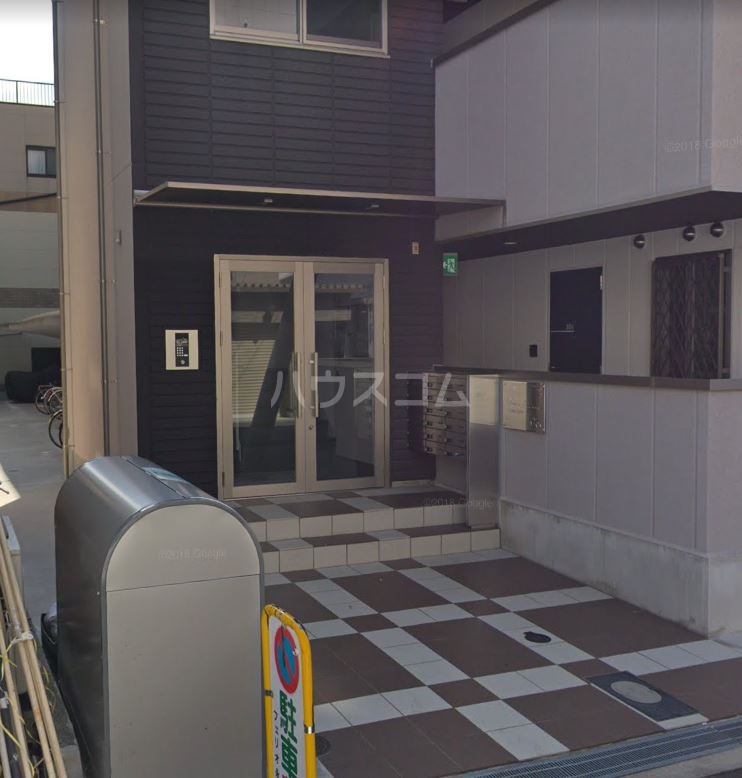 18/23 エントランス