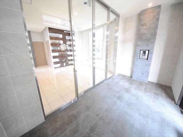 27/30 エントランス