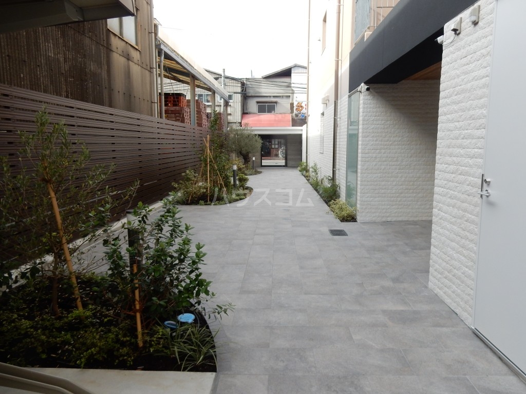 22/27 エントランス