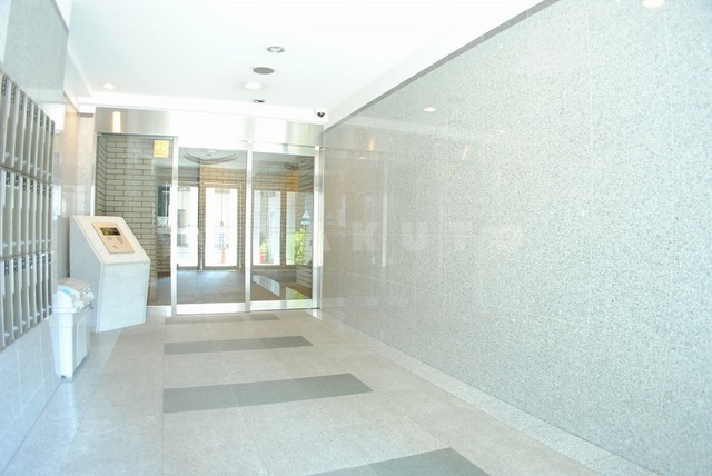 18/27 エントランス