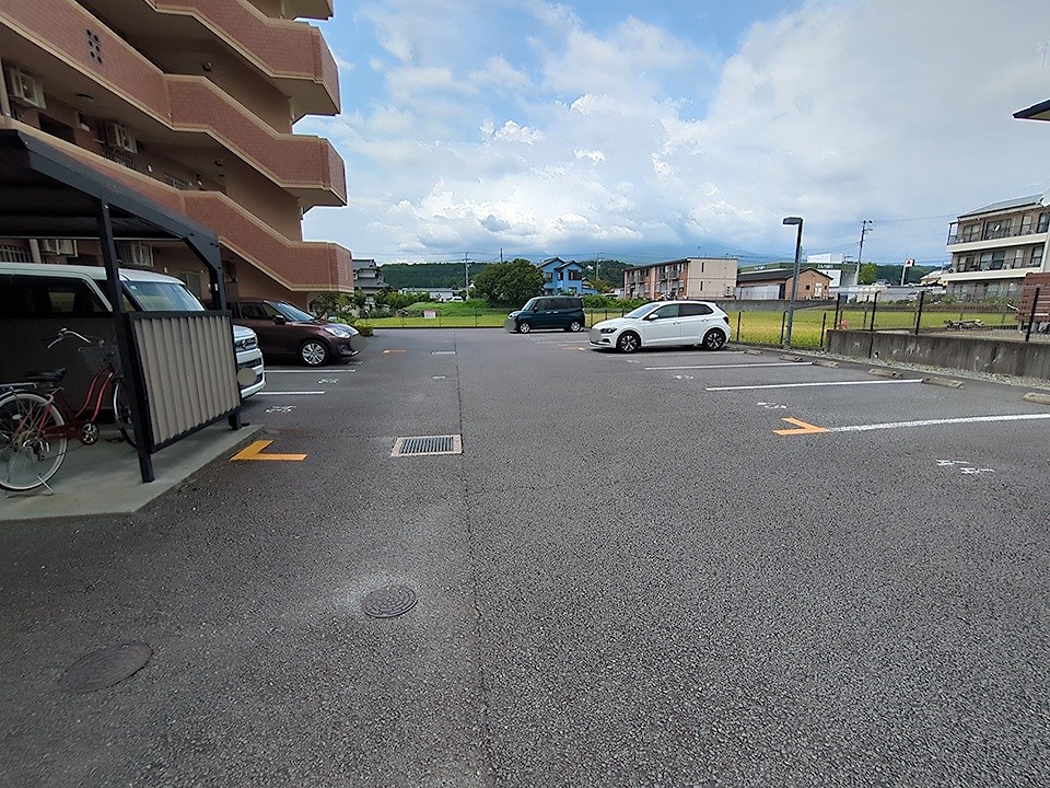 27/30 駐車場