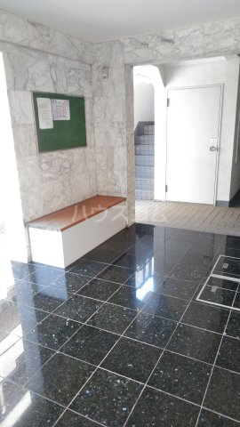 20/29 エントランス