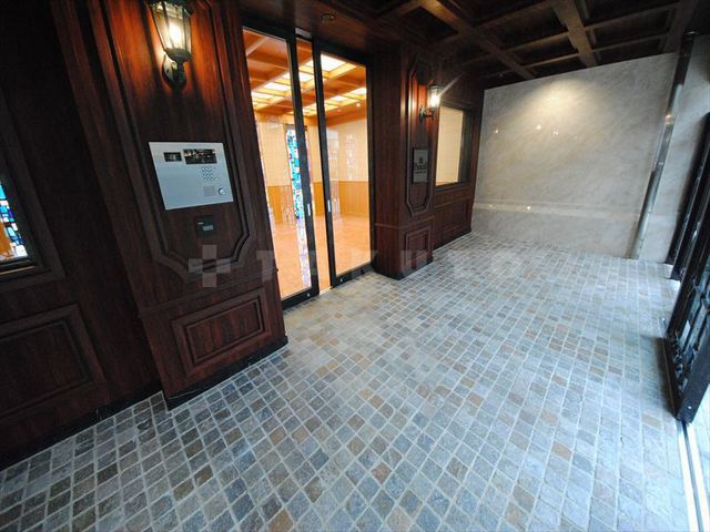 27/30 エントランス