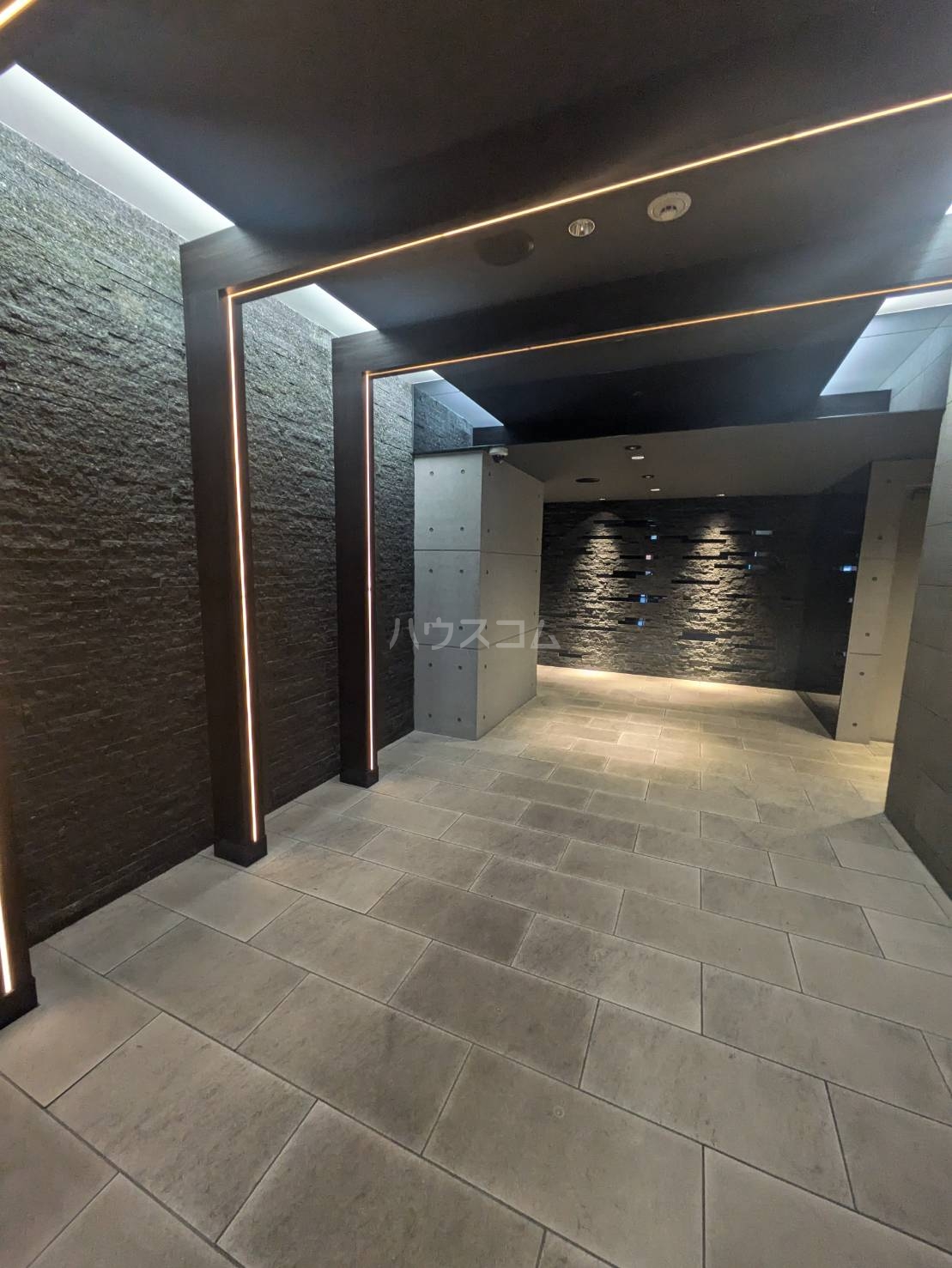 23/28 エントランス