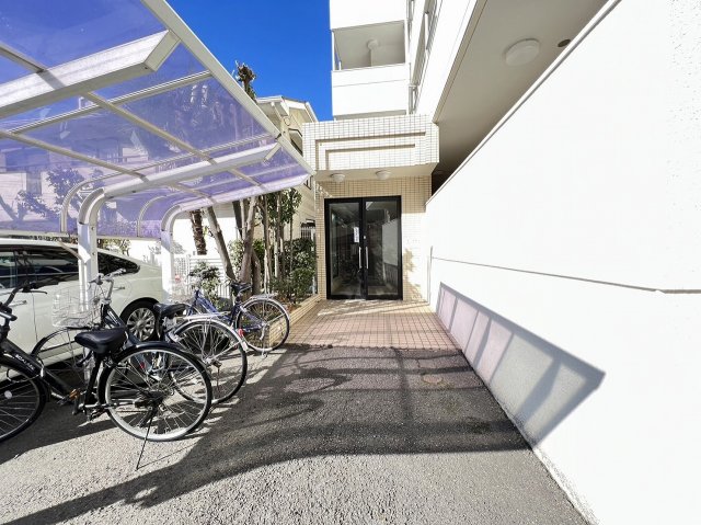 24/30 エントランス