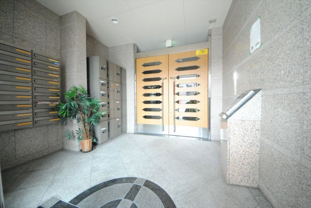 27/30 エントランス