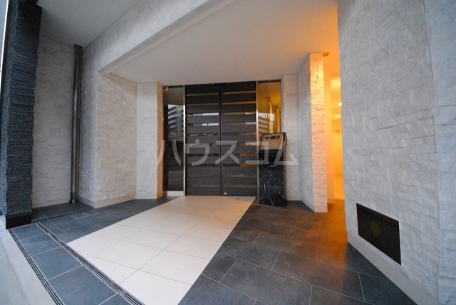 16/23 エントランス