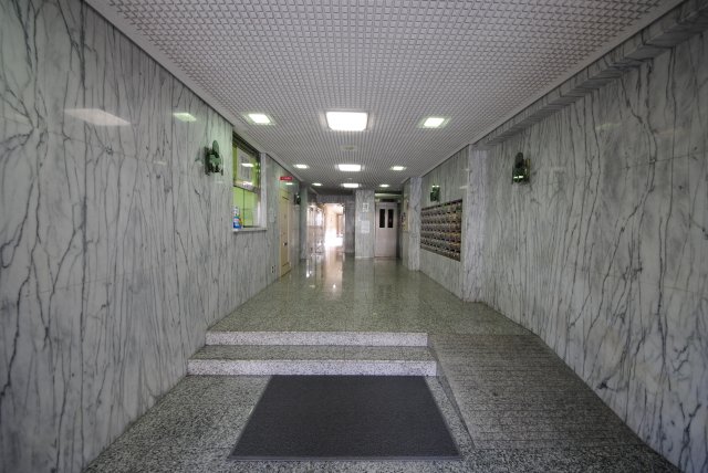 19/27 エントランス